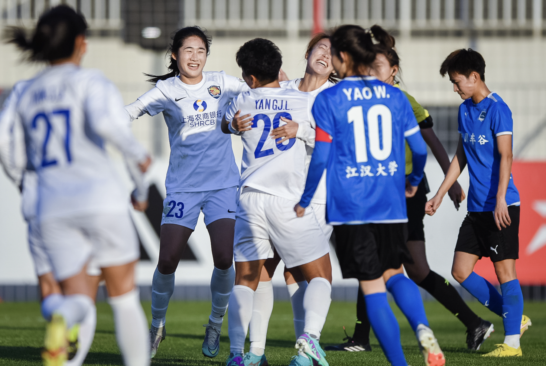 包含拉齐奥脚踏实地全力冲刺争冠榜首的词条